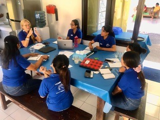 Het team op Bali dat er dagelijks op uit trekt in vergadering over de planning